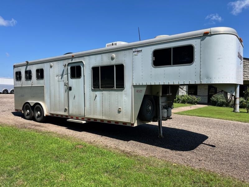 2002 Sooner 3 horse 10' living quarter