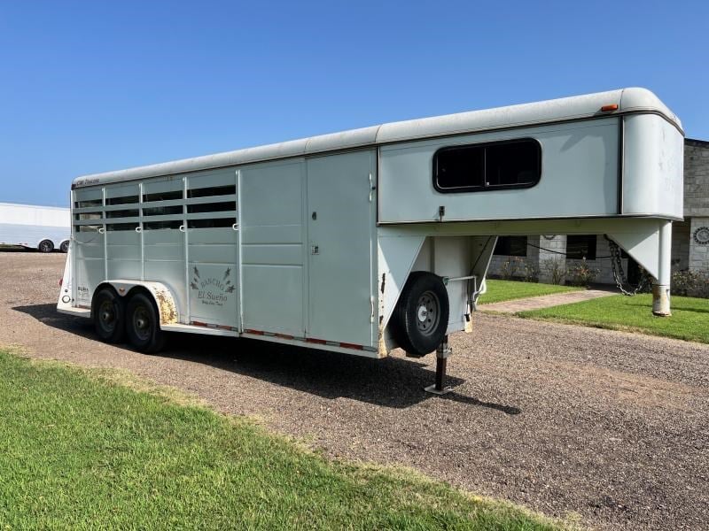 2002 Cm 4 horse gooseneck with front tack room