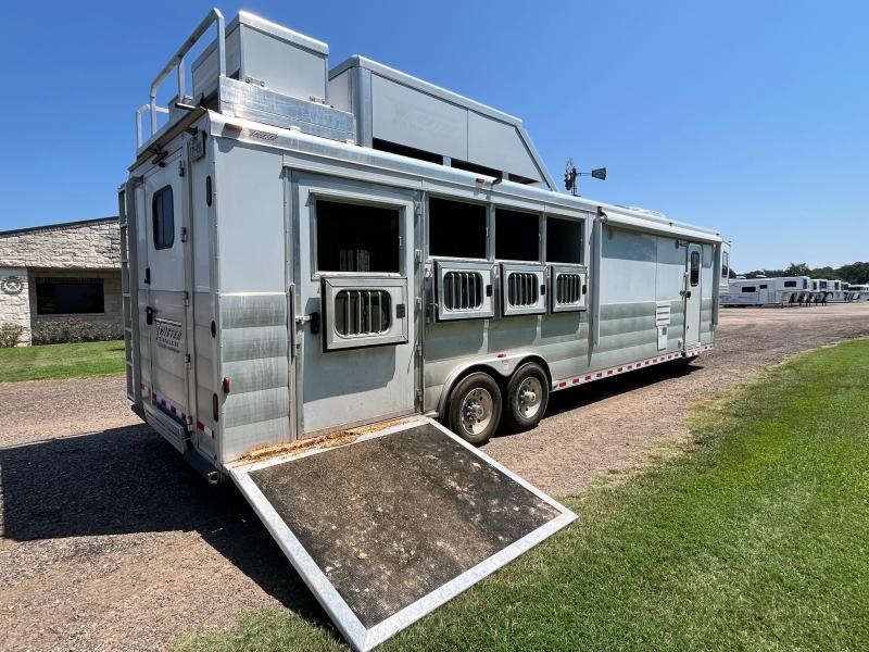 2019 Twister Trailer 4 horse side load 12'8" living quarter