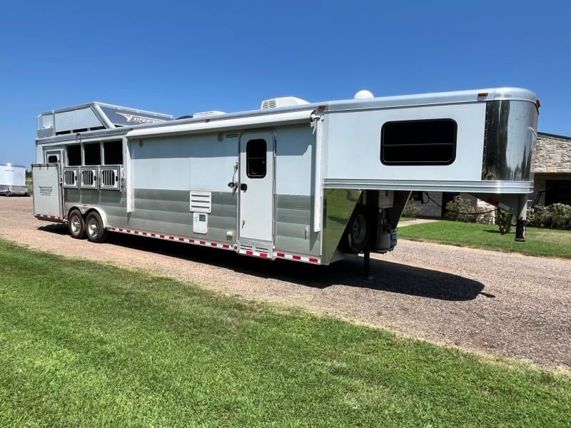 2019 Twister Trailer 4 horse side load 12'8" living quarter