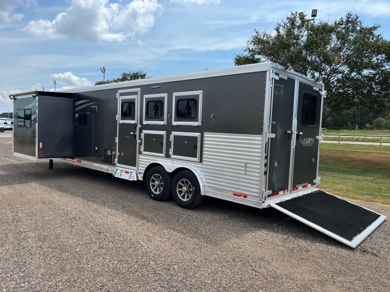 2018 Lakota 3 horse 15ft lq with recliners