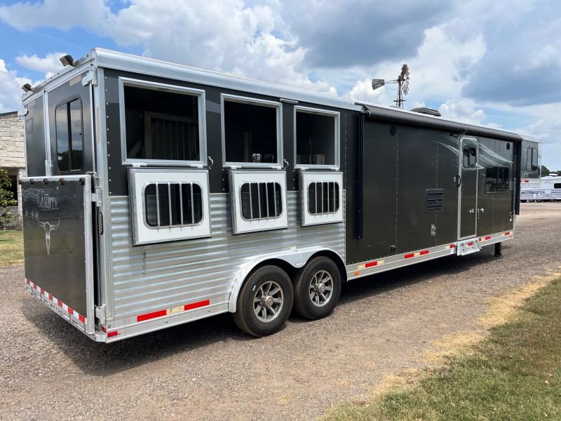 2018 Lakota 3 horse 15ft lq with recliners