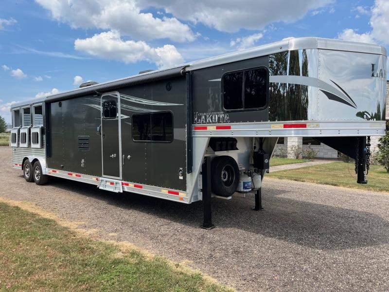 2018 Lakota 3 horse 15ft lq with recliners