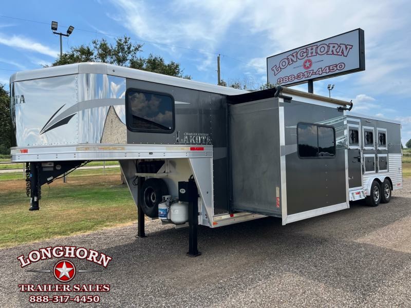 2018 Lakota 3 horse 15ft lq with recliners