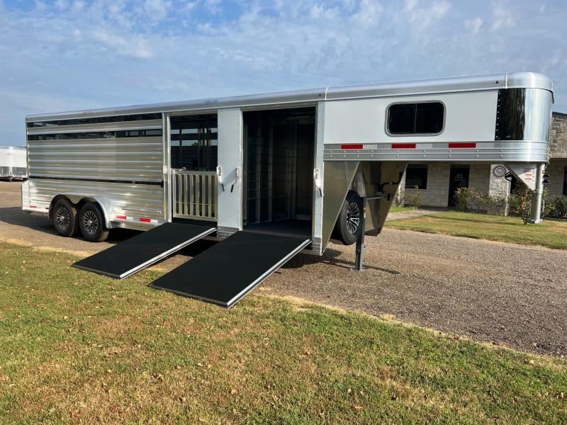 2025 Exiss 2025 exiss 24' show cattle with 4 pens