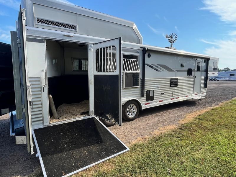 2021 smc 3 horse 14ft living quarter with slide out