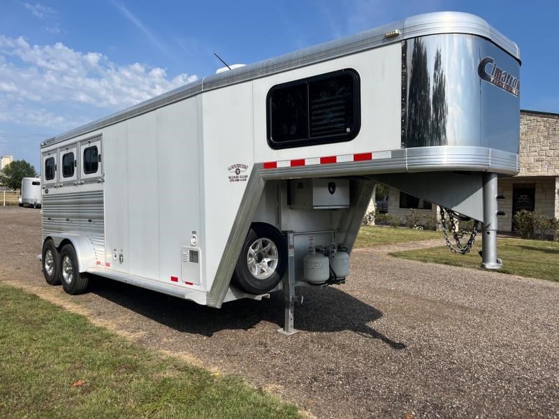 2016 Cimarron 3 horse with weekender living quarter