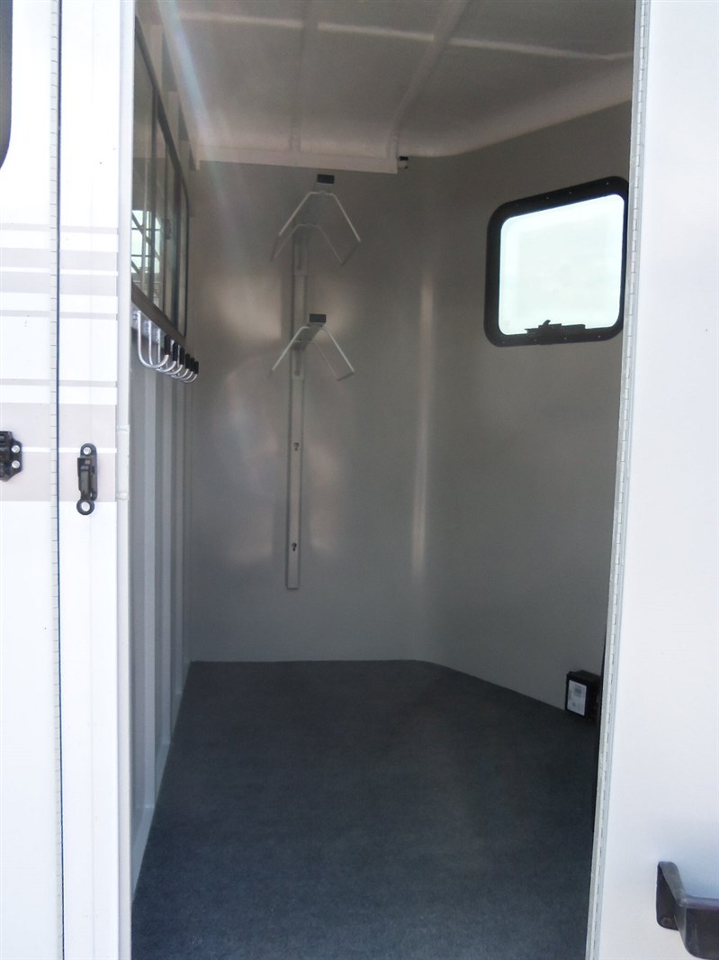 2025 Hawk 2 horse strtld w/ bulkhead window