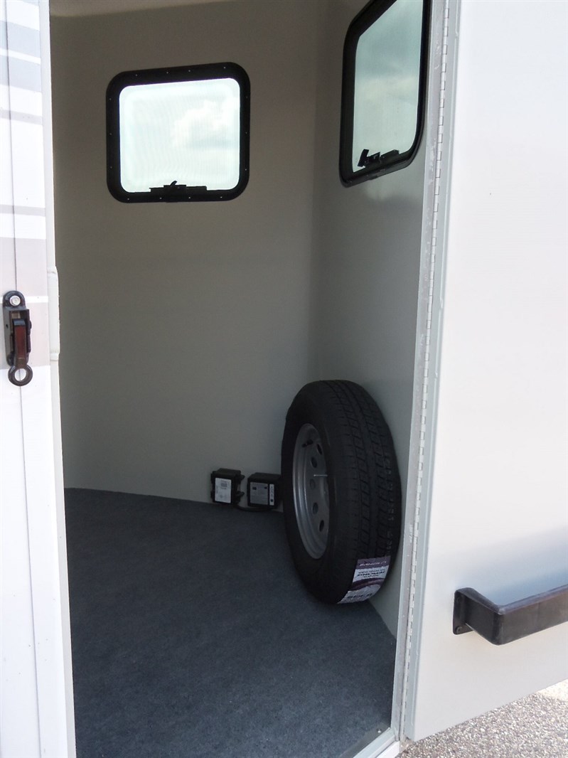 2025 Hawk 2 horse strtld w/ bulkhead window