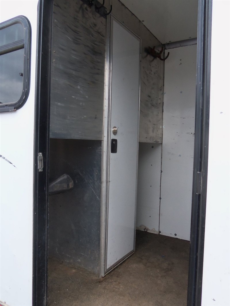 2002 Featherlite 2 horse straight load gn