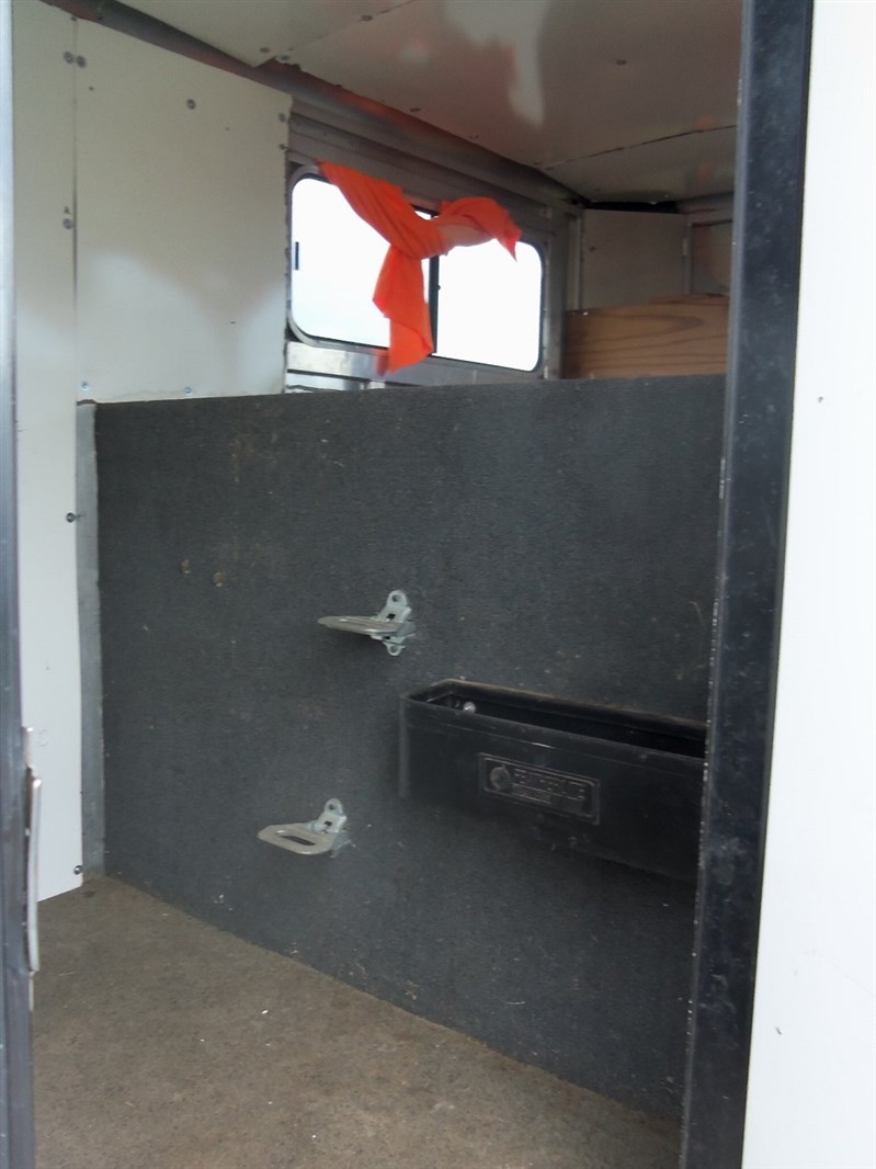 2002 Featherlite 2 horse straight load gn