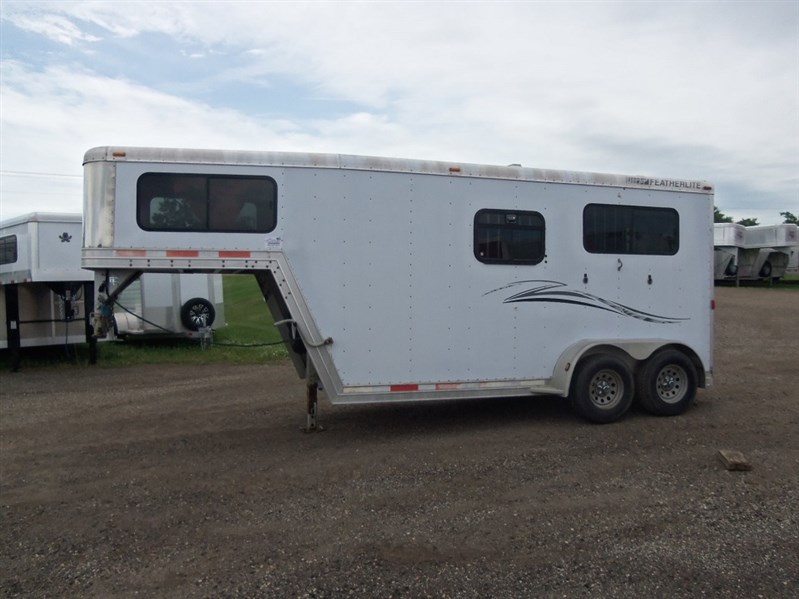2002 Featherlite 2 horse straight load gn
