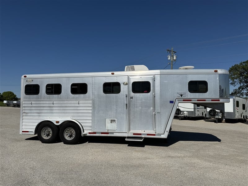 1997 Hart 3 horse with outlaw living quarter