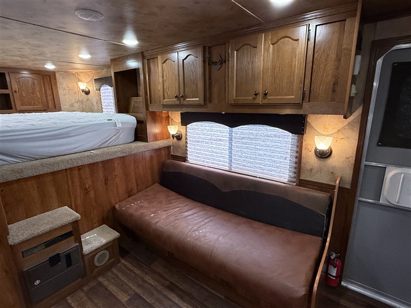 2013 Lakota 4 horse 15' lq