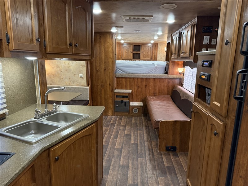 2013 Lakota 4 horse 15' lq