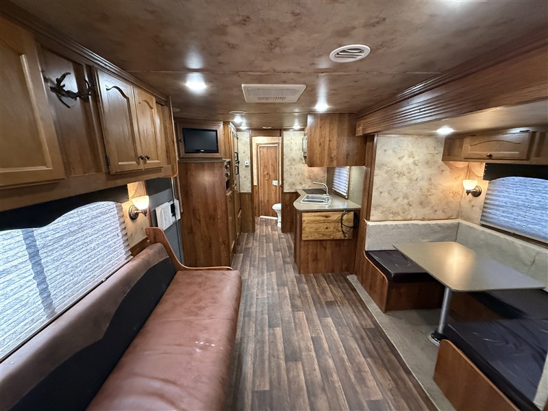 2013 Lakota 4 horse 15' lq