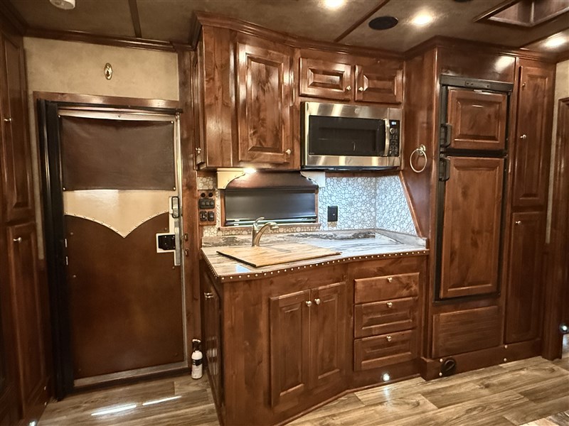 2018 Elite 3 horse 16' outback
