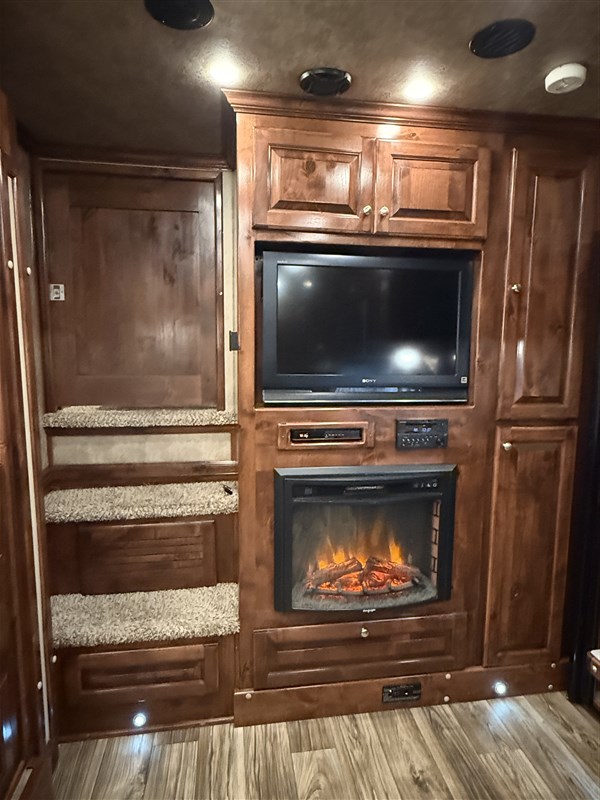 2018 Elite 3 horse 16' outback