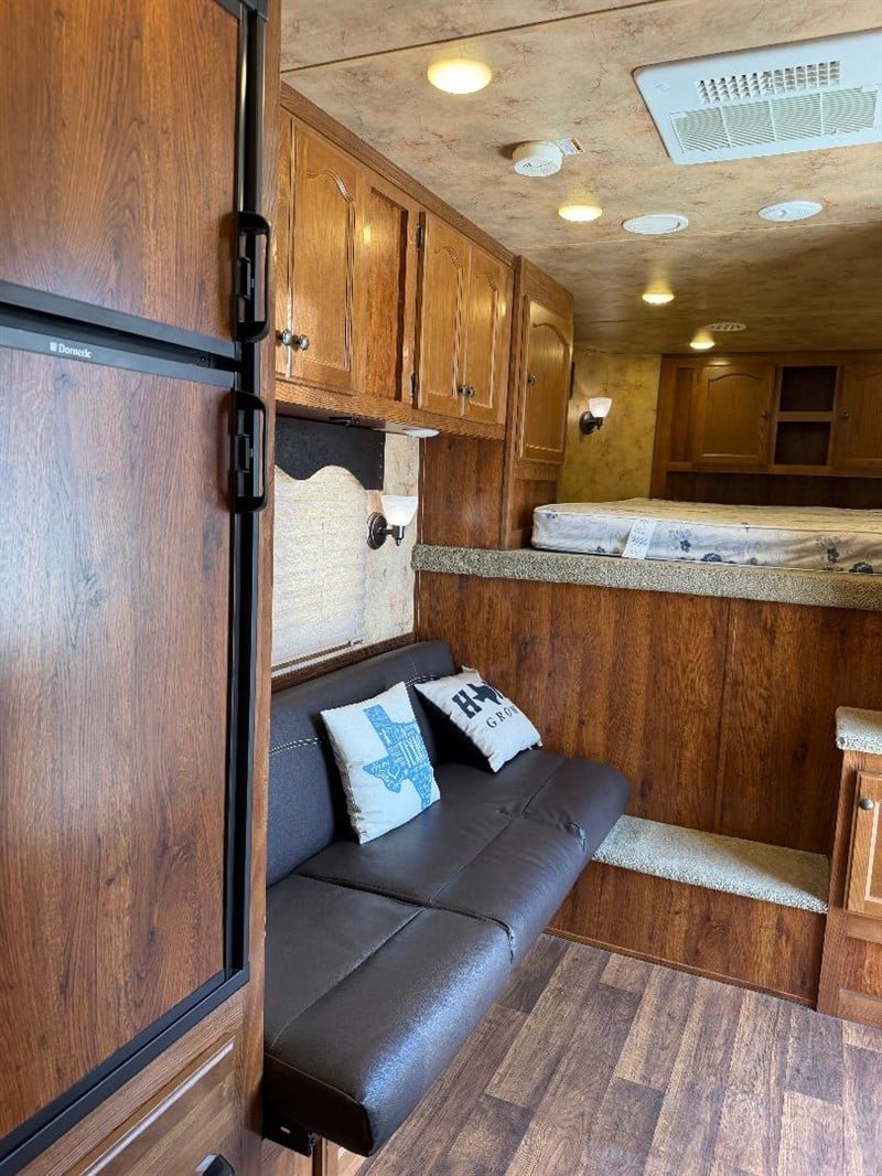 2015 Lakota 3-H 11' Living Quarters