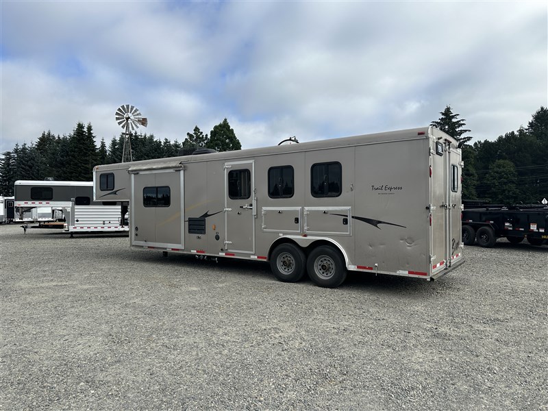 2012 Bison bison 3 horse with living quarters