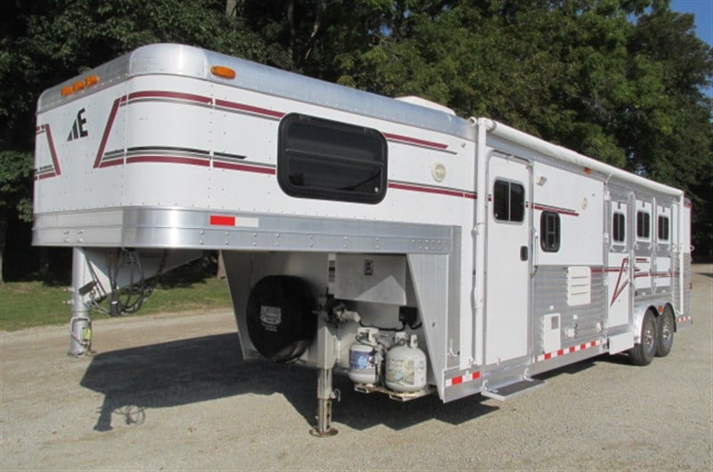 2004 Elite 3 horse, 8' wide, 11' lq dinette -- clean!!