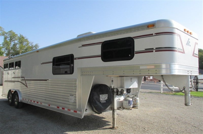 2004 Elite 3 horse, 8' wide, 11' lq dinette -- clean!!