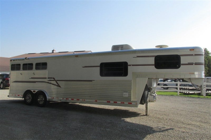 2004 Elite 3 horse, 8' wide, 11' lq dinette -- clean!!