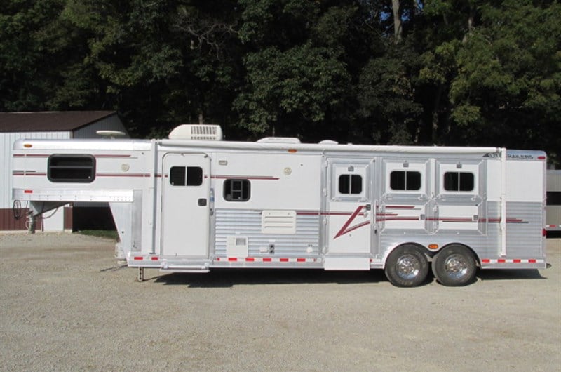 2004 Elite 3 horse, 8' wide, 11' lq dinette -- clean!!