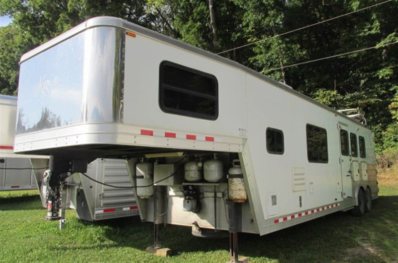 2008 Kiefer Built 3 horse - gx8133, sofa & dinette, generator