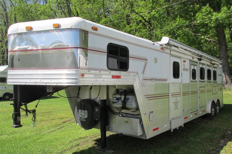 2000 Sidekick - 4 horse, 8.5' lq, mangers, generator