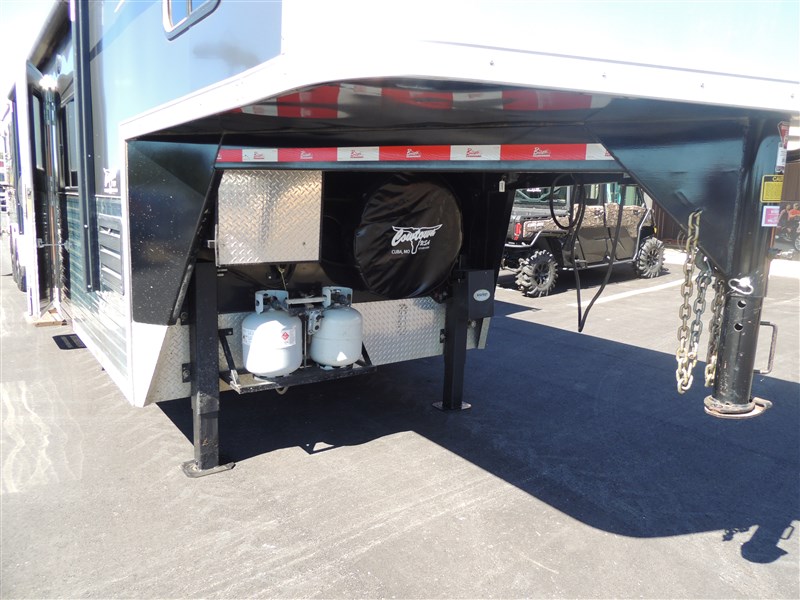 2017 Bison 8416 slideout rear ramp hayrack couch+dinette
