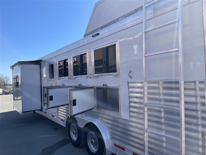 2021 smc 8411 4-horse trailer with a slide