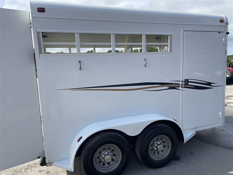 2005 Travalong 2-horse bumper pull trailer with slant load