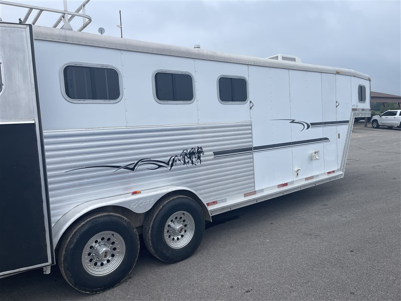 2005 Exiss 7306 3-horse trailer with living quarters