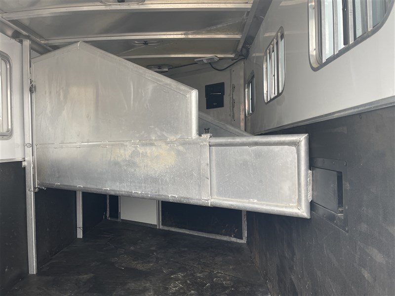 2005 Exiss 7306 3-horse trailer with living quarters