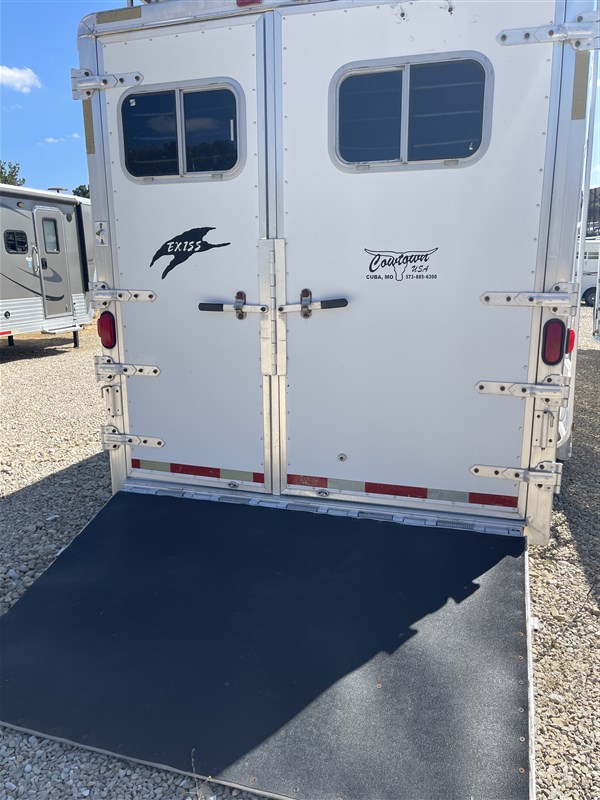 2000 Exiss 5-horse living quarters trailer