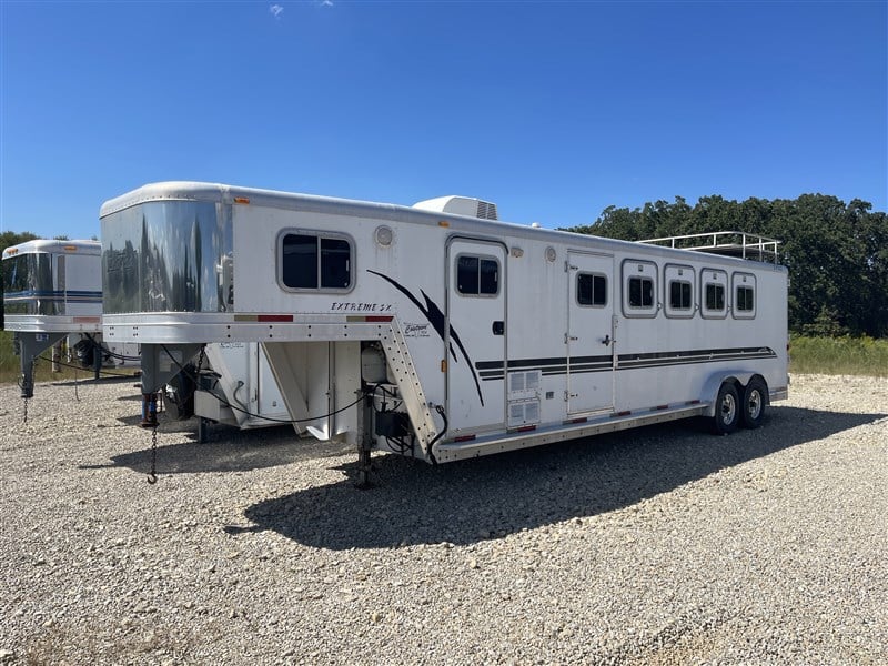 2000 Exiss 5-horse living quarters trailer