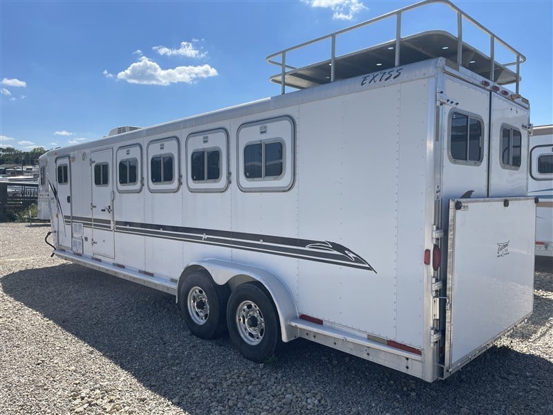 2000 Exiss 5-horse living quarters trailer