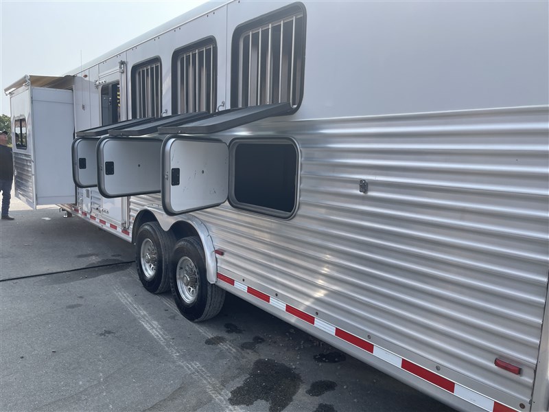 2006 Merhow 8412 4-horse trailer with 1-year warranty