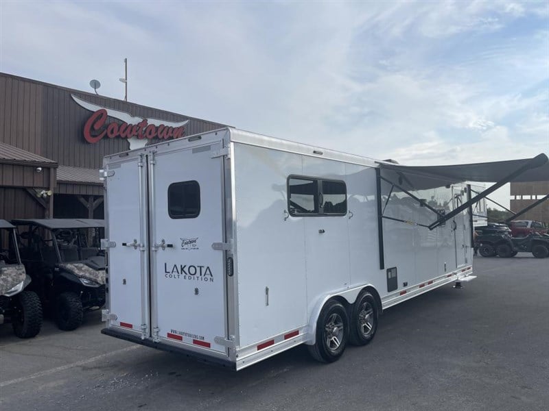 2021 Lakota 8313 3-horse trailer with 5-year warranty