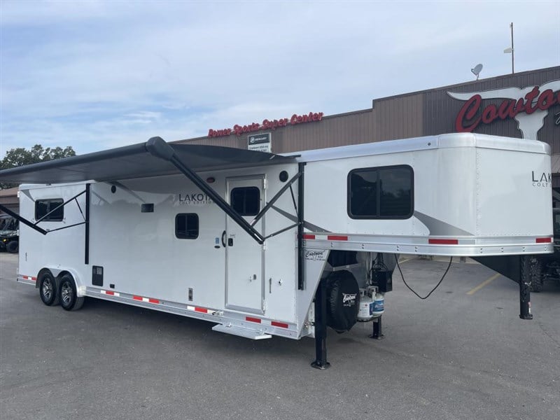 2021 Lakota 8313 3-horse trailer with 5-year warranty