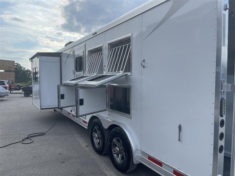 2021 Lakota 8313 3-horse trailer with 5-year warranty