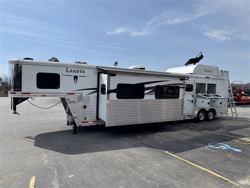2014 Lakota bighorn 8316 three horse trailer