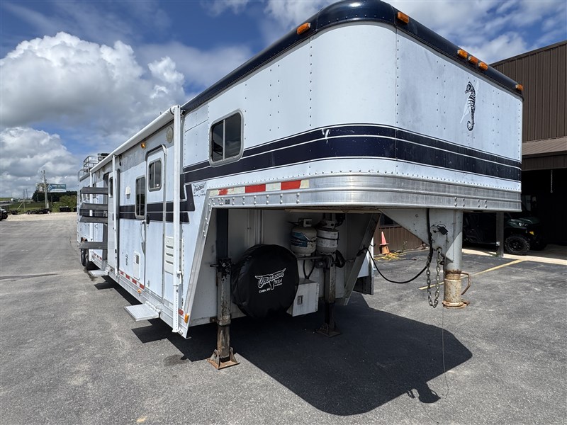 1999 Featherlite 8413 four horse trailer with mid-tack & generator