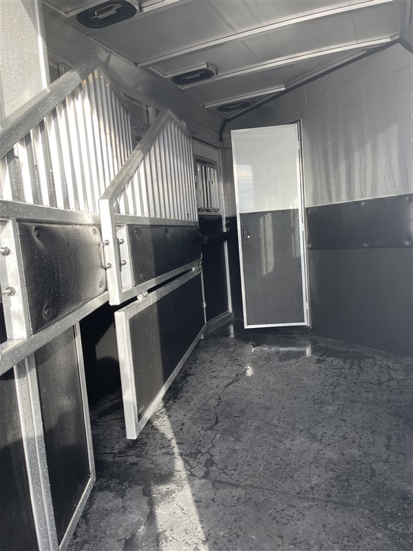 Trailer Photo 8