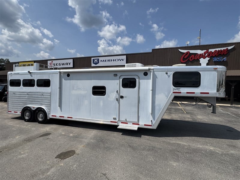 2004 CM Three Horse 8312 Living Quarters Trailer