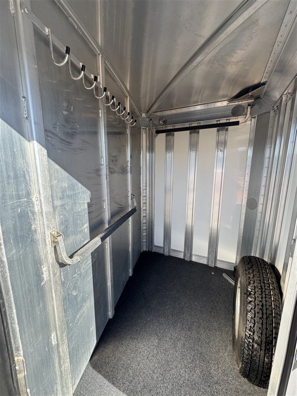 2004 4 Star Aluminum 2H Bumper Pull with Telescoping Divider