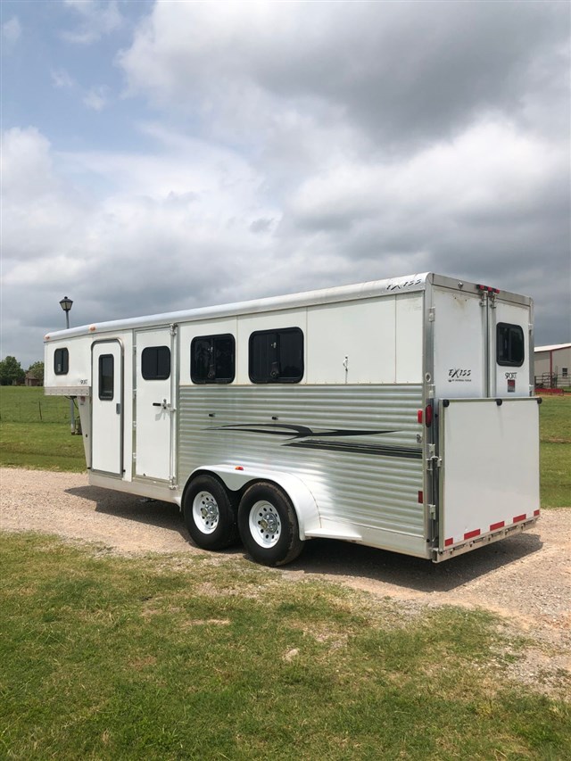 2007 Exiss ES300 SPORT 3 HORSE WITH 4' DRESSING ROOM