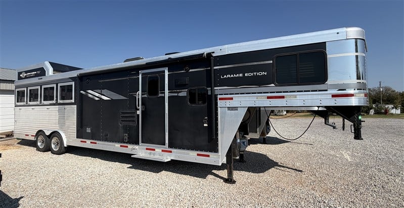 2020 SMC 4H 11’ LQ, Laramie Ed, Collap rear tack, Slideout