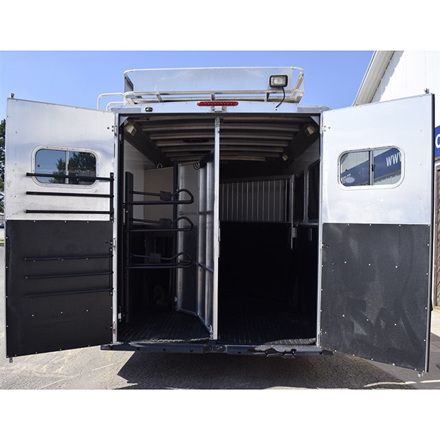2007 Logan Coach 3Horse 10' LQ with Mid Tack & Bunk Beds